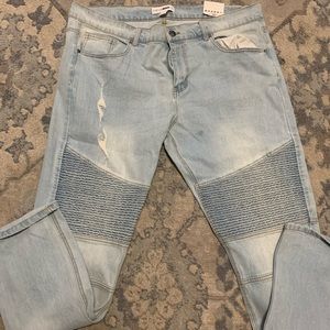Light wash ripped jean